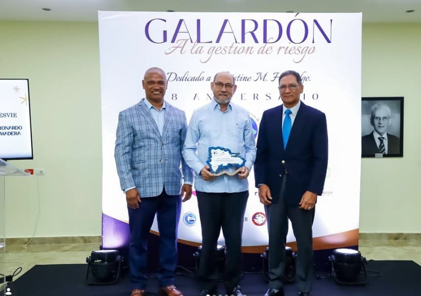 Galardón a la Gestión de Riesgo otorgado al Ing. Leonardo Reyes Madera